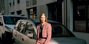 γυναίκα με ρούχα Mango