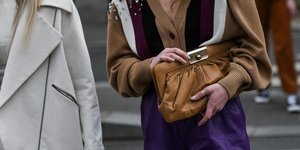 γυναίκα με τσάντα στα χέρια