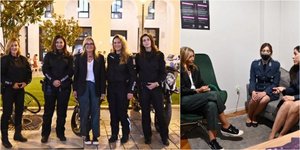 H Mαρέβα Γκραμπόφσκι-Μητσοτάκη με γυναίκες της Ελληνικής Αστυνομίας