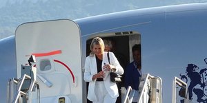 H βασίλισσα Μάξιμα με λευκό κοστούμι