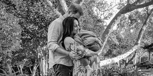 Μέγκαν Μαρκλ και πρίγκιπας Χάρι αγκαλιά με τον γιο τους Άρτσι