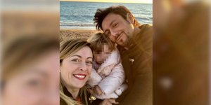 Η Τζόρτζια Μελόνι με τον σύντροφό της, Αντρέα Τζιαμπρούνο, και την κόρη τους / Φωτογραφία: Instagram
