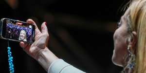 Ιταλία: Η ακροδεξιά υποψήφια πρωθυπουργός Τζόρτζια Μελόνι βγάζει σέλφι 