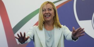 Τζόρτζια Μελόνι: Ποια είναι η ακροδεξιά Ιταλίδα ηγέτις -«Κάλυπτε» τα σημάδια... φασισμού μιλώντας στη γλώσσα του Άρχοντα των Δαχτυλιδιών
