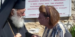 Η Λίνα Μενδώνη με τον Αρχιεπίσκοπο Ιερώνυμο 