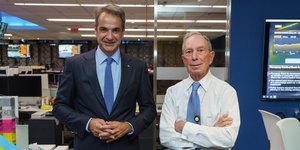 Ο πρωθυπουργός, Κυριάκος Μητσοτάκης, με τον Μάικ Μπλούμπεργκ