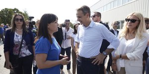 μητσοτακης χερια στη μεση 