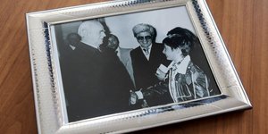 Η χειραψία του 8χρονου Μητσοτάκη με τον Κων. Καραμανλή