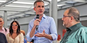 Κώστας Μπακογιάννης με μικροφωνο 