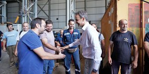 Ο Κυριάκος Μητσοτάκης στα ναυπηγεία Ελευσίνας