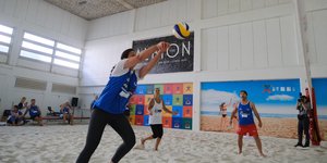 Η υπουργός Παιδείας, Νίκη Κεραμέως, παίζει beach volley
