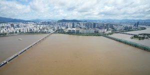 Πλημυυρισμένος ο ποταμός Χαν στην πρωτεύουσα της Νότιας Κορέας, Σεούλ, μετά τον τυφώνα/ Φωτογραφία: AP