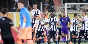 Ο Διαμαντής μόλις έχει σκοράρει για τον ΟΦΗ και πανηγυρίζει μαζί με τους συμπαίκτες του