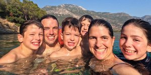 Η οικογένεια από τον Καναδά που αποφάσισε να γυρίσει τον κόσμο