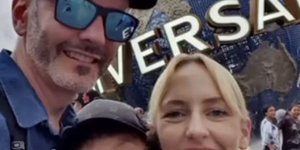 Η Miranda Pearce δίπλα στον λογότυπο της Universal με τους δύο γιους της και τον σύζυγό της έτοιμη για μια διασκεδαστική οικογενειακή έξοδο