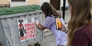 «Είμαι άνθρωπος όχι σκουπίδι» κοπέλες σκανάρουν την αφίσα