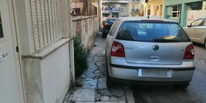 Παρκάρισμα σε πεζοδρόμιο