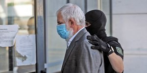 Ο Πέτρος Φιλιππίδης καθώς οδηγείται στο δικαστήριο