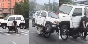 Κινέζος μεταφέρει αυτοκίνητο με ποδήλατο