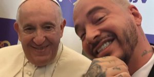 Ο J Balvin έβγαλε selfie με τον Πάπα Φραγκίσκο