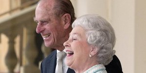 Η βασίλισσα Ελισάβετ και ο πρίγκιπας Φίλιππος γελούν με την ψυχή τους 