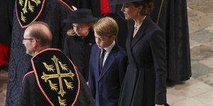 Πρίγκιπας Τζορτζ και πριγκίπισσα Σάρλοτ στην κηδεία της βασίλισσας Ελισάβετ