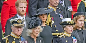 Το σνομπάρισμα του Χάρι στον πατέρα του, βασιλιά Κάρολο