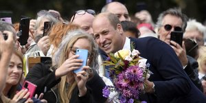 Ο πρίγκιπας Γουίλιαμ φωτογραφίζεται με πολίτες έξω από τα ανάκτορα του Μπάκιγχαμ στο Λονδίνο