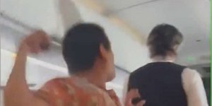 Η ώρα που ο επιβάτης γρονθοκοπεί τον αεροσυνοδό της American Airlines