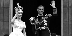 Η Βασίλισσα Ελισάβετ και ο Φίλιππος, το 1953, χαιρετούν από το Μπάκιγχαμ 