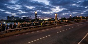 Πάνω από 24 ώρες πλέον η αναμονή για το λαϊκό προσκύνημα στη βασίλισσα Ελισάβετ