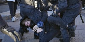 Τη βία των αρχών αντιμετωπίζει διαδηλωτής κατά της επιστράτευσης στην Αγία Πετρούπολη/ Φωτογραφία: AP