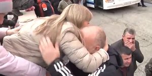 Ρώσοι αποχαιρετούν τις οικογένειές τους για να πάνε στον πόλεμο