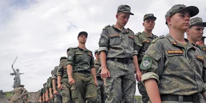 Νεαροί Ρώσοι στρατιώτες σε τελετή για τον πόλεμο στην Ουκρανία