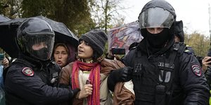 Η αστυνομία συλλαμβάνει γυναίκα που διαδηλώνει κατά του Πούτιν 