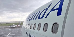 αεροπλάνο παρκαρισμένο σε αεροδρόμιο