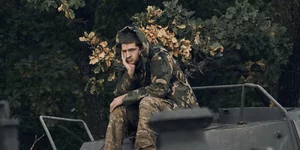 Ουκρανός πάνω σε τανκ που παράτησαν Ρώσοι στρατιώτες 