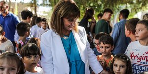 Κατερίνα Σακελλροπούλου με παιδια