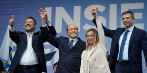 Από αριστερά: Ματέο Σαλβίνι, Σίλβιο Μπερλουσκόνι, Τζόρτζια Μελόνι και Ματέο Λούπι