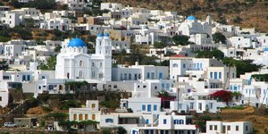 λευκα σπιτια μπλε παραθυρα 