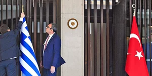 Σημαίες Ελλάδας και Τουρκίας έξω από το Υπουργείο Εξωτερικών
