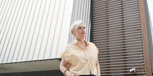 Κυριακή Σπανού ριγε πουκαμισο 