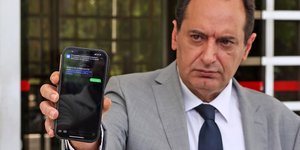 O Χρήστος Σπίρτζης δείχνει το SMS που του εστάλη