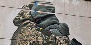 Ενας Ρώσος και ένας Ουκρανός στρατιώτης αγκαλιά 