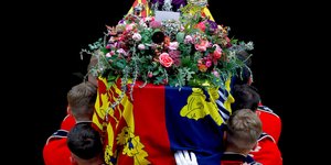 Οι στρατιώτες που κουβάλησαν το φέρετρο της Ελισάβετ στην κηδεία της