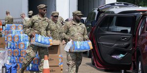 Ο στρατος μεταφέρει μπουκάλια νερό