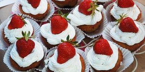 Λαχταριστά cupcakes με κρέμα και φράουλες