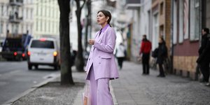 γυναίκα με μωβ κοστούμι