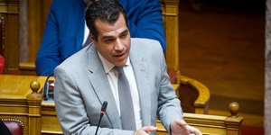 Ο υπουργός Υγείας, Θάνος Πλεύρης, στη Βουλή