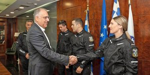 Ο Τάκης Θεοδωρικάκος με αστυνομικούς της ομάδας ΔΙΑΣ